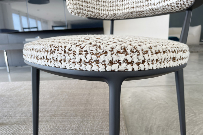 Chaise Caratos en tissu blanc noisette - 5