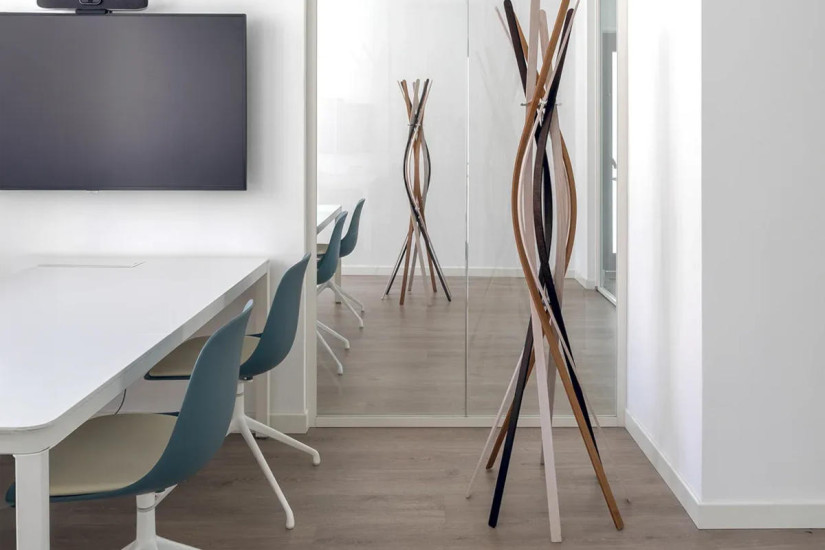 Horm Twist Coat Hanger | Online Shop