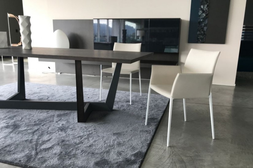 Lia Chair With Armrests (Expo Offer)