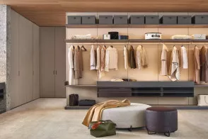 Ubik Walk-in-closet 2