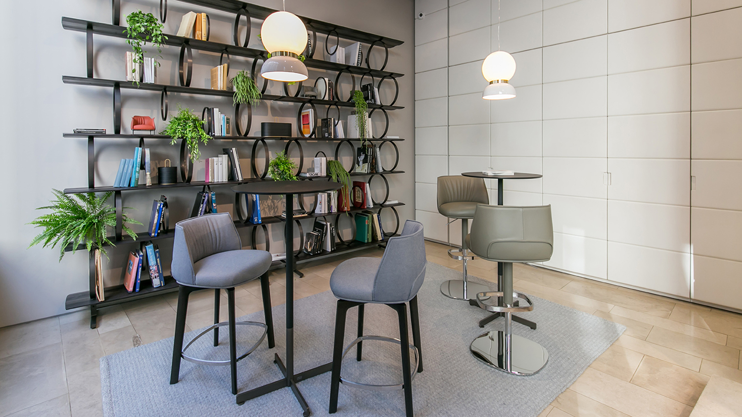 Sgabello Archibald di Poltrona Frau